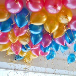 Гелиевые шарики под потолок синие золотые и фуше 60 шт.