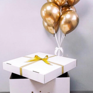 Коробка с золотыми хромированные  шарами