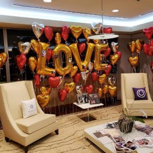 Набор букв LOVE и 50 красных, золотых и серебряных сердец