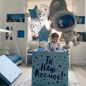 КОРОБКА ГОЛУБАЯ С КОМПОЗИЦИЕЙ ШАРОВ КОСМОС