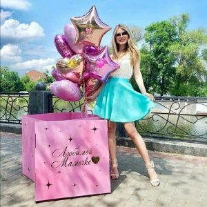 Розовая коробка с фольгированными шарами